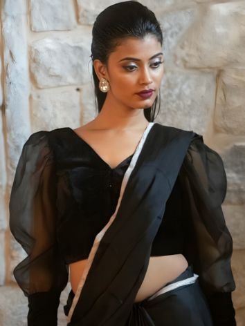 Team Up Your Organza Saree with Puff-sleeve Blouse